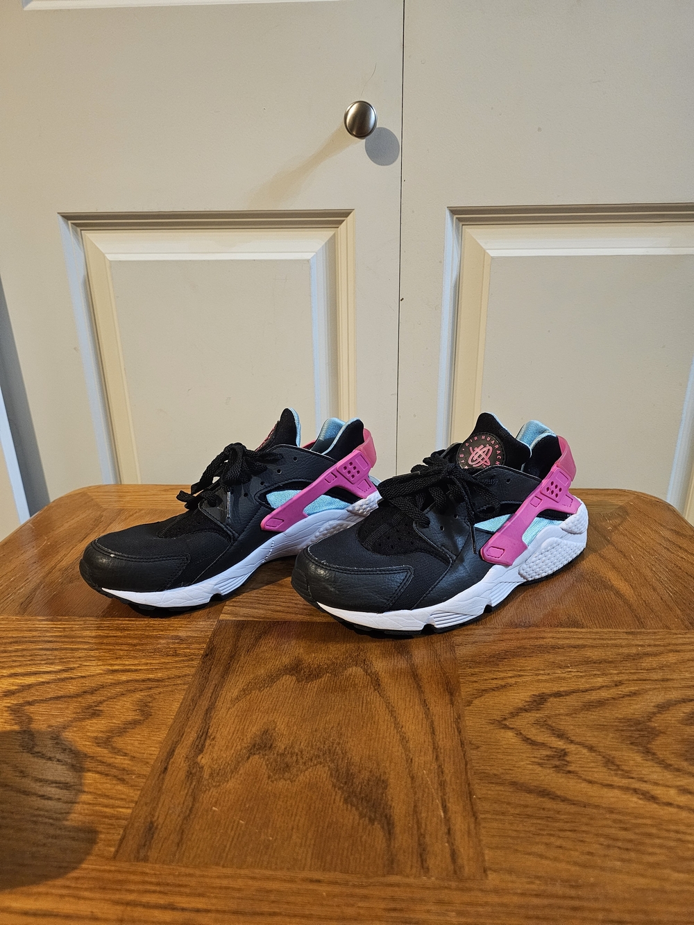 Nike Air Woman's Black Sneakers with Pink & Teal Accents Sz8